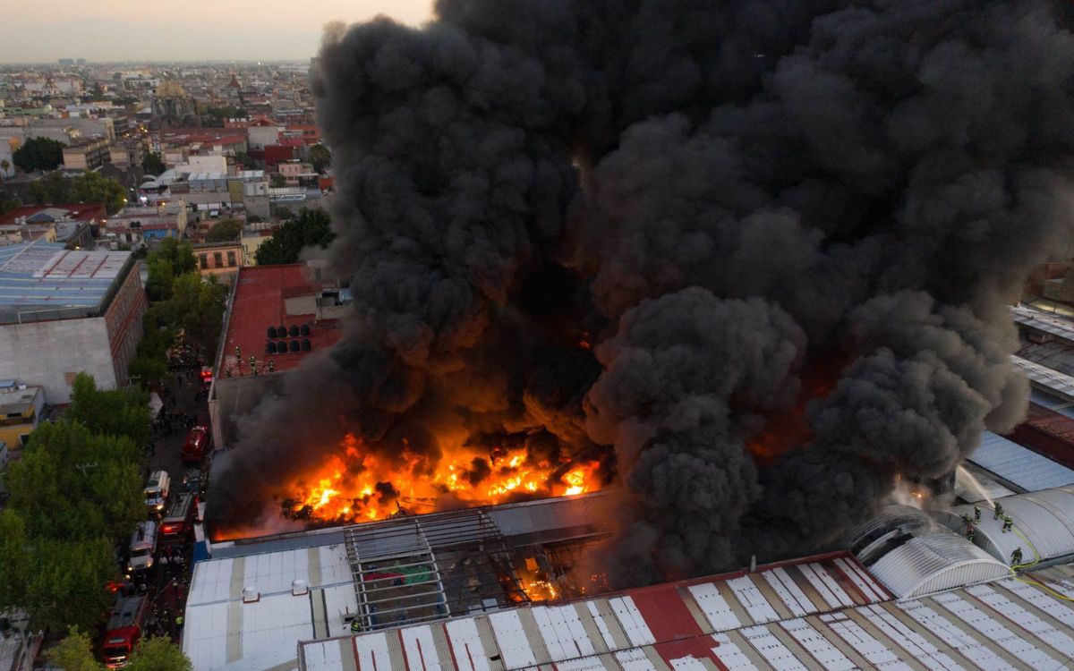 Tras más de 10 horas, extinguen completamente incendio en bodega de Tepito