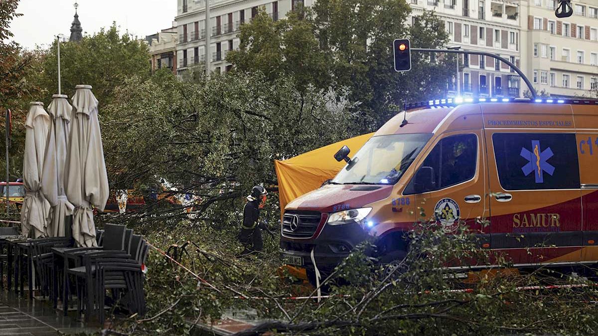 Tres muertos, cortes de luz y caos en el transporte por una potente borrasca en Europa