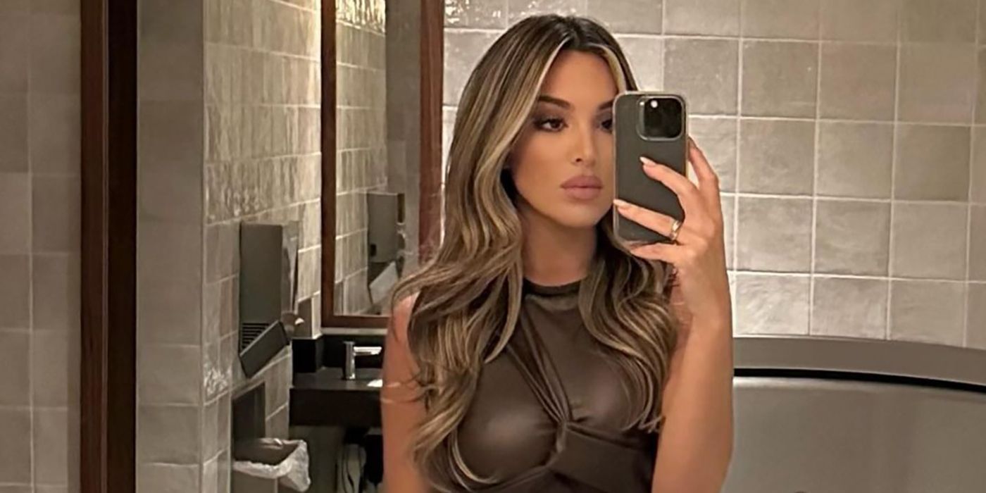 Alex Hall vendiendo The OC tomándose una selfie en el baño