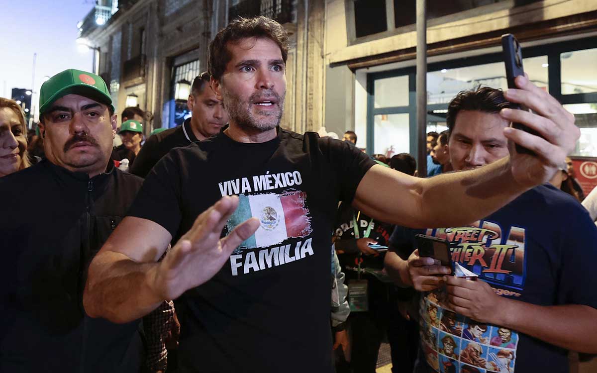 Verástegui busca firmas en el centro de CDMX para su candidatura independiente