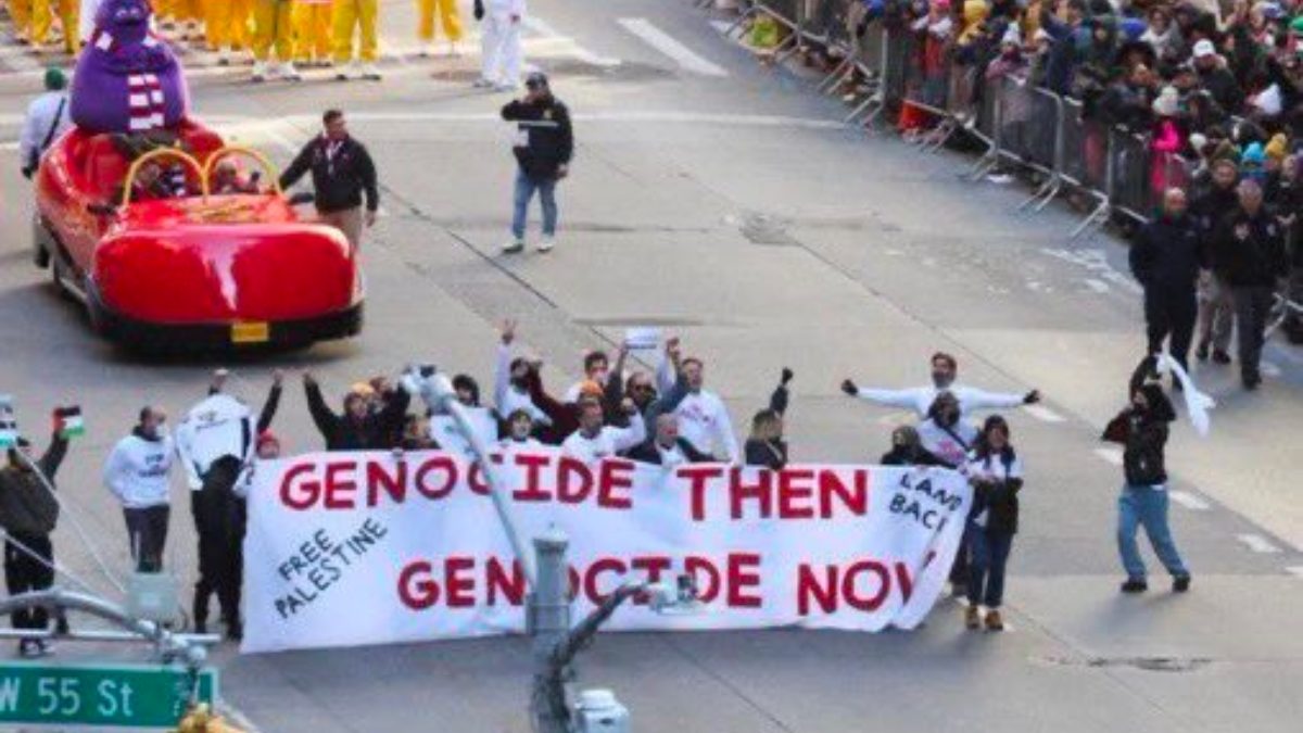 Videos | Exigen 'Alto al genocidio' en Gaza durante desfile de Thanksgiving en NY