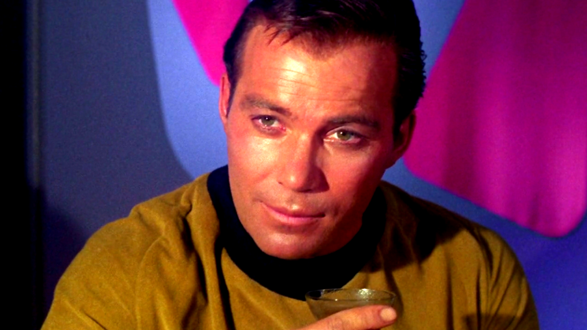 William Shatner revela que la bebida clásica de Star Trek era en realidad "asquerosa"