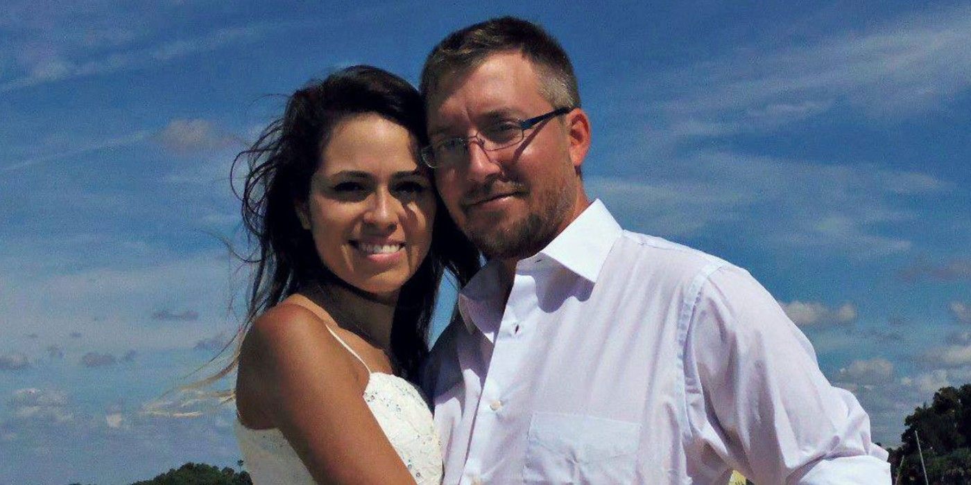 Jason Hitch y Cássia Tavares: Prometido de 90 días posando al aire libre con atuendo de verano