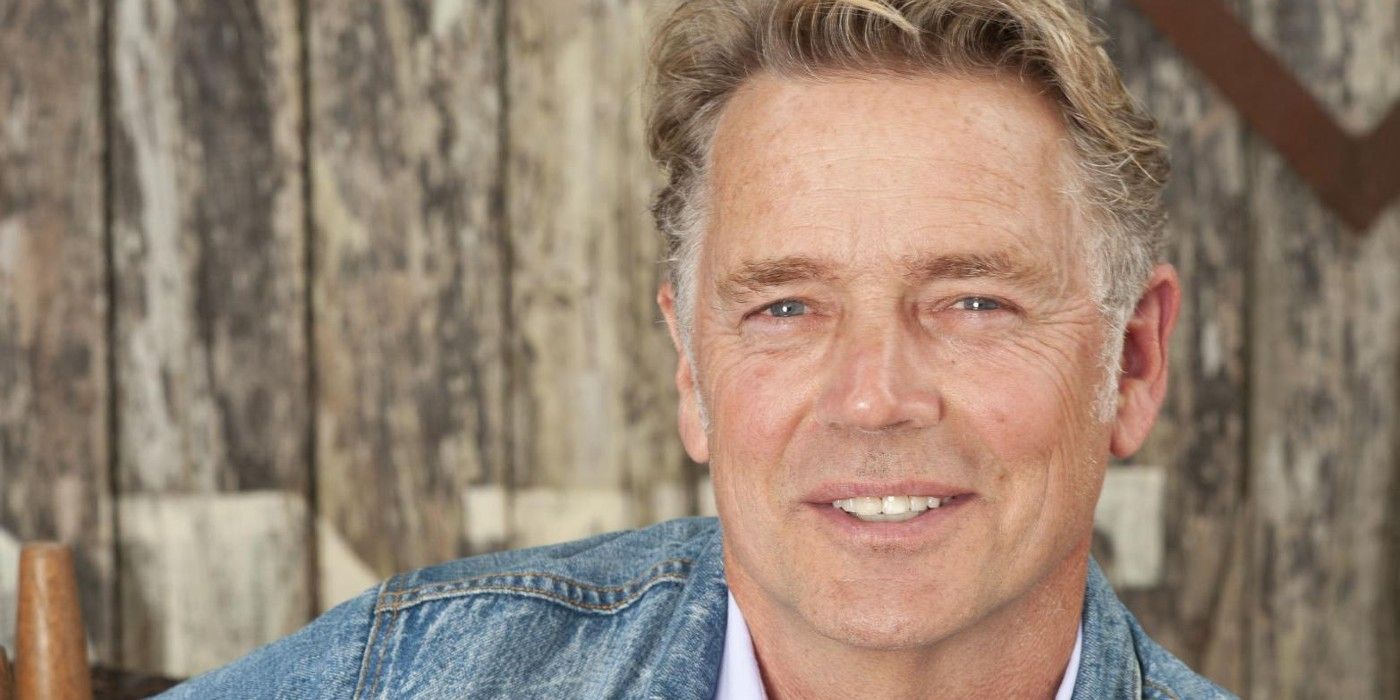 John Schneider sonriendo