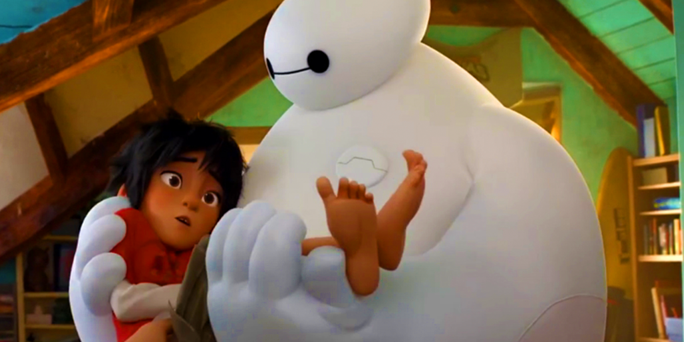 Ryan Potter como Hiro Hamada siendo llevado por Scott Adsit como Baymax en Big Hero 6
