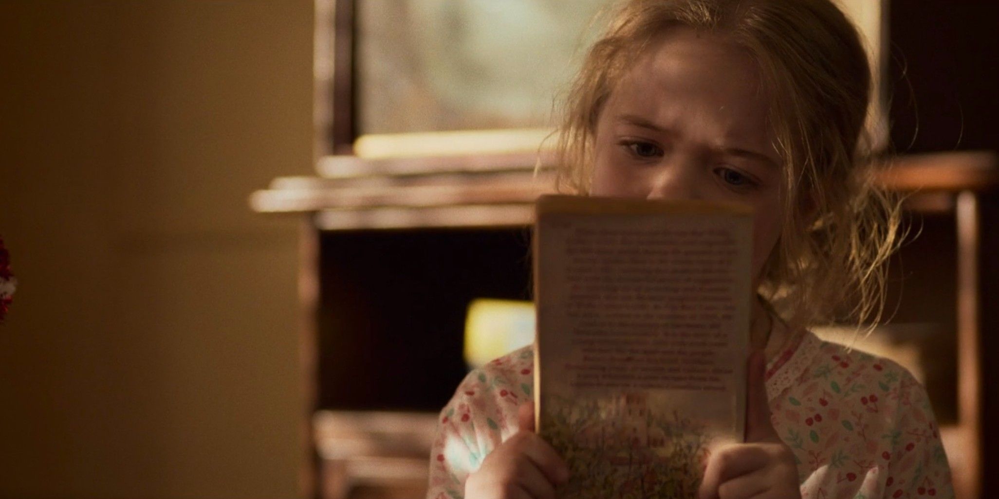 Julie con una lista de Navidad en un cuento de Navidad Navidad