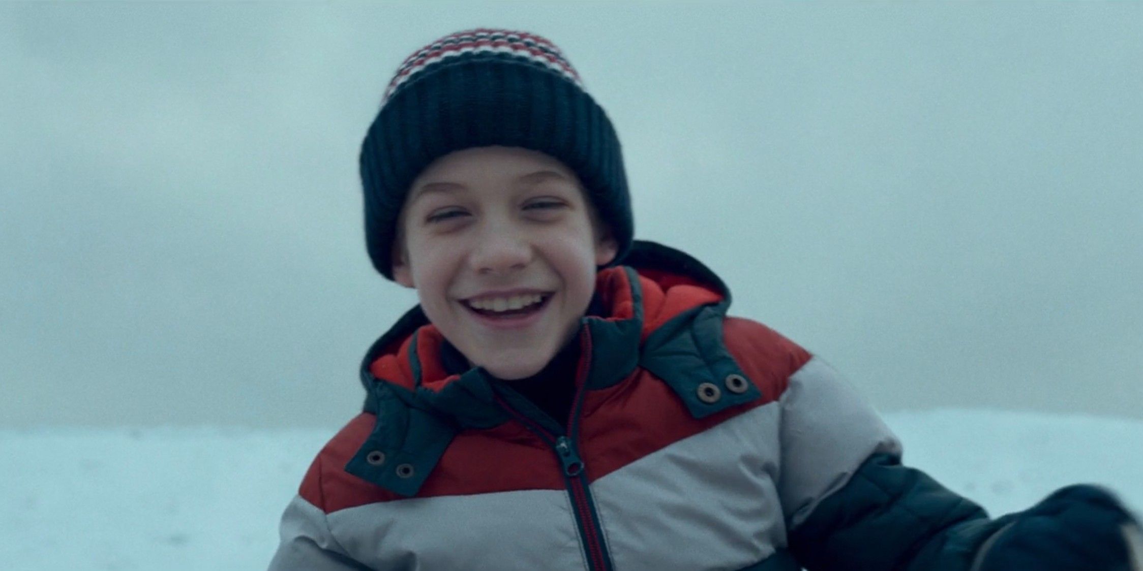 Mark bajando una colina en trineo en A Christmas Story Christmas