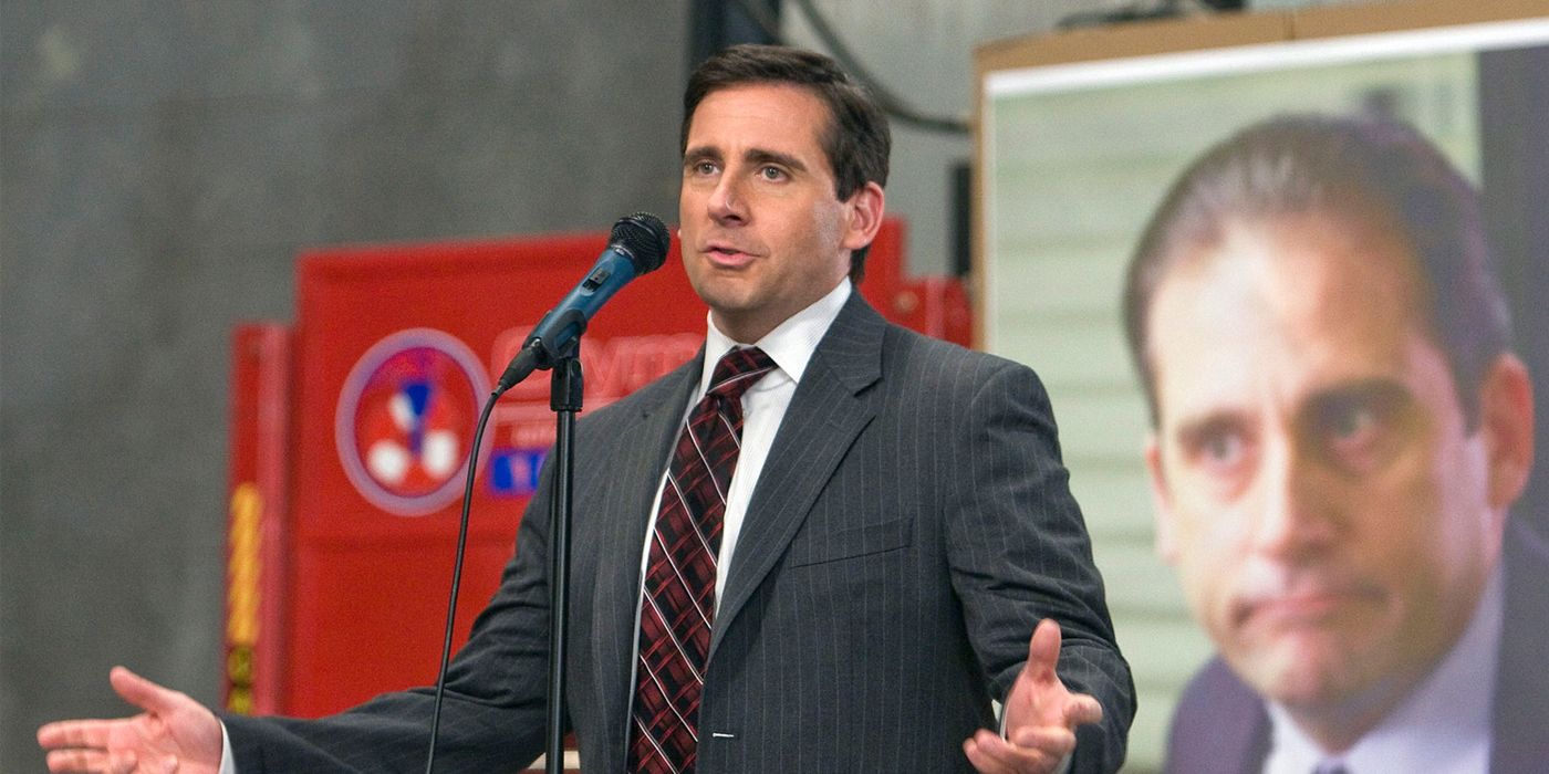 Michael Scott frente a un micrófono en The Office Stress Relief