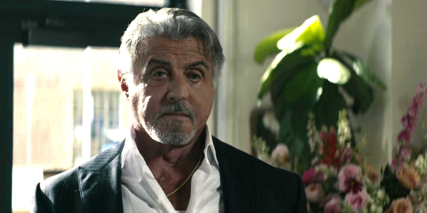 Sylvester Stallone como Dwight en Tulsa King en una funeraria luciendo emocionado