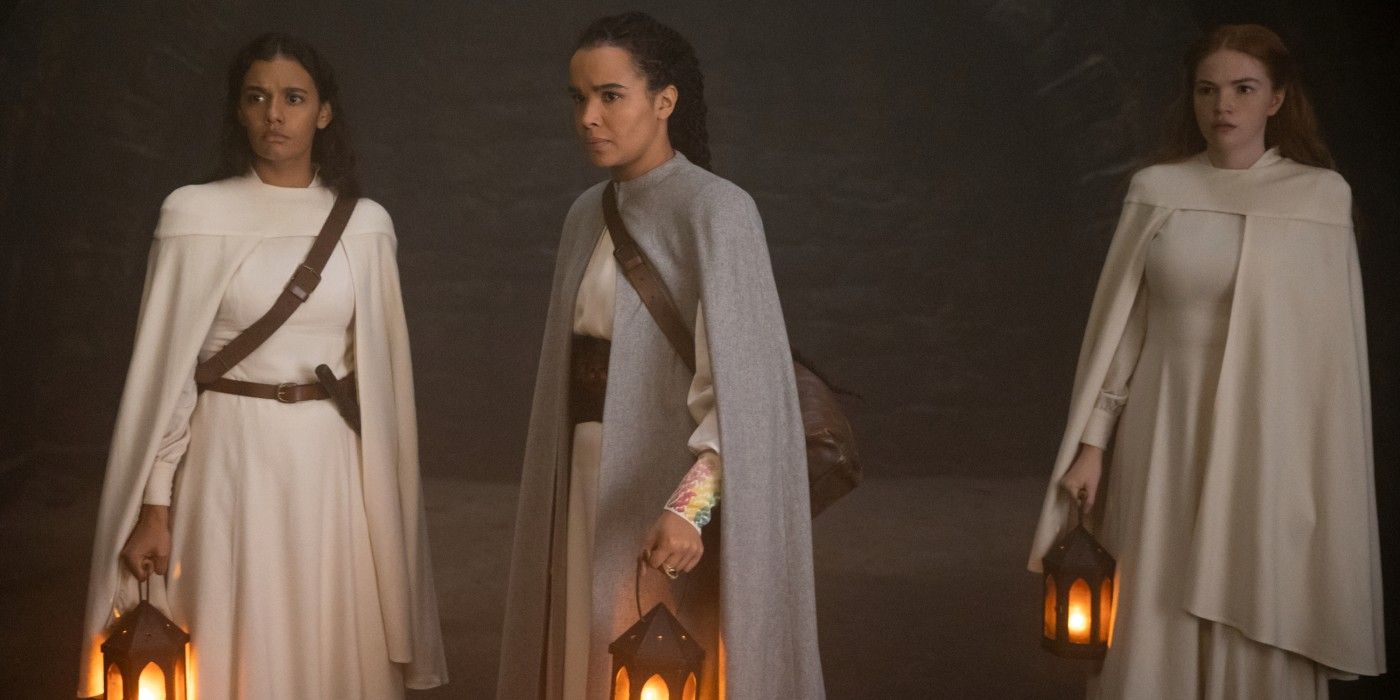 Nynaeve, Elayne y Egwene de pie en La Rueda del Tiempo.