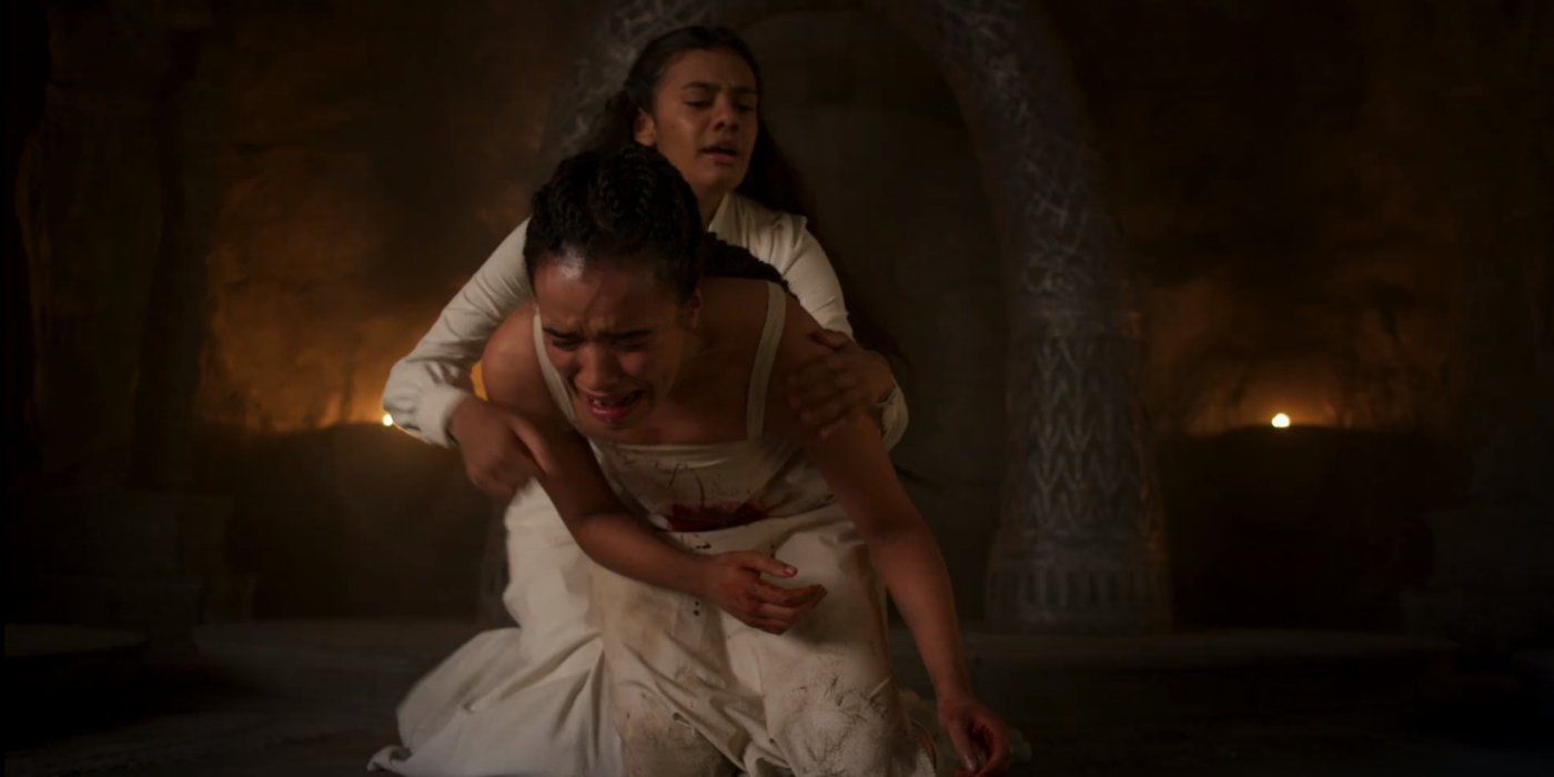 Nynaeve angustiada con Egwene en La rueda del tiempo