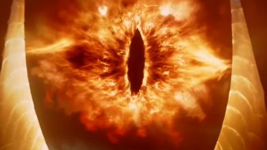 El ojo de Sauron de El Señor de los Anillos es un adorno perfecto para el árbol de Navidad en una foto amenazante