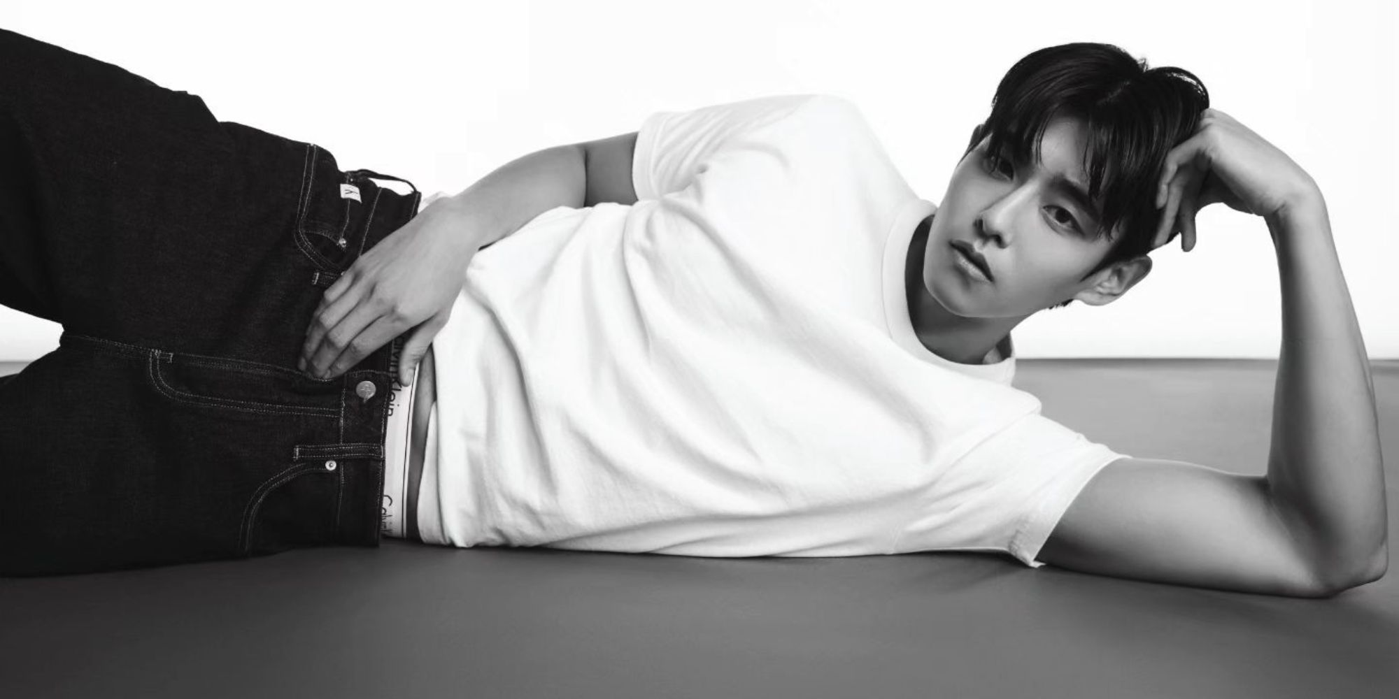 Son Won-ik posa en el suelo