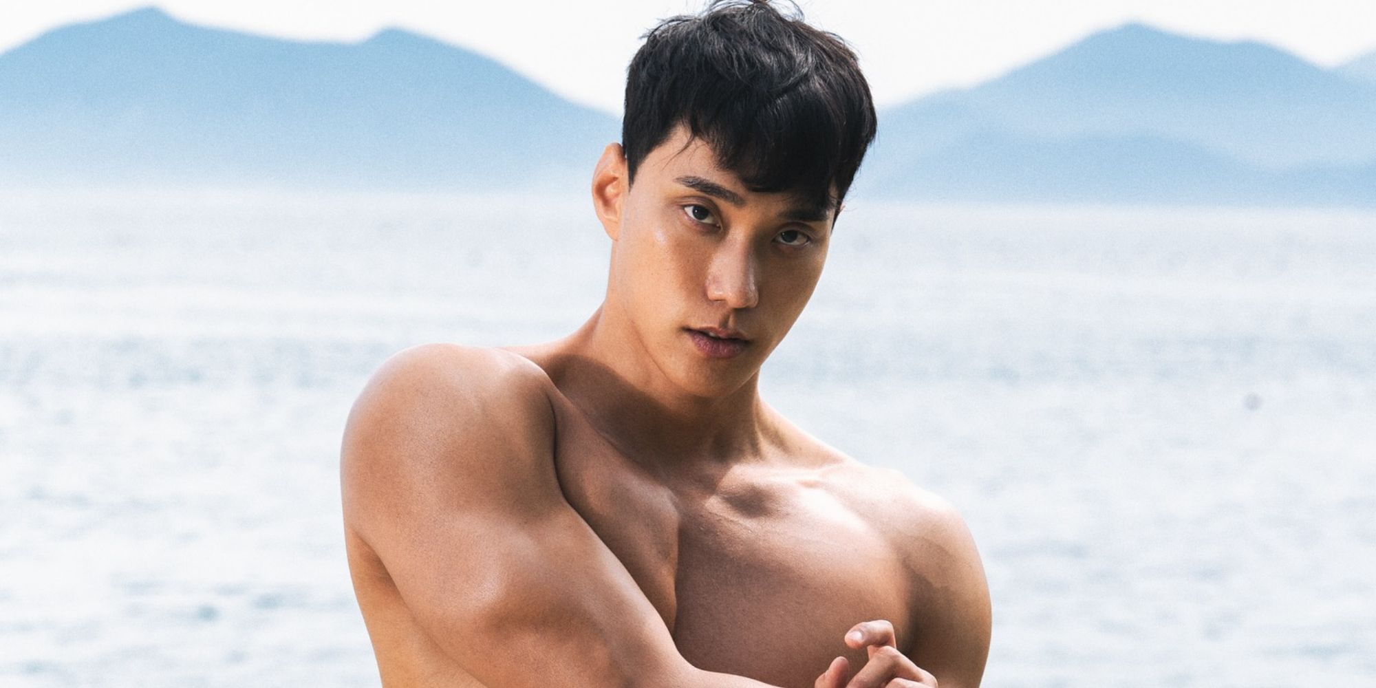 Park Min-kyu estirándose en la playa