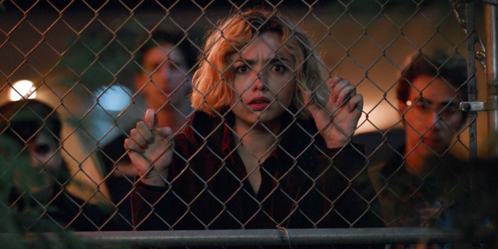 Peyton List como Maddie se acerca con amigos en una puerta en School Spirits
