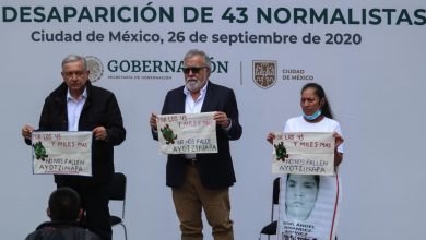 AMLO quita candado a todos los archivos de Ayotzinapa a familiares de los 43 desaparecidos