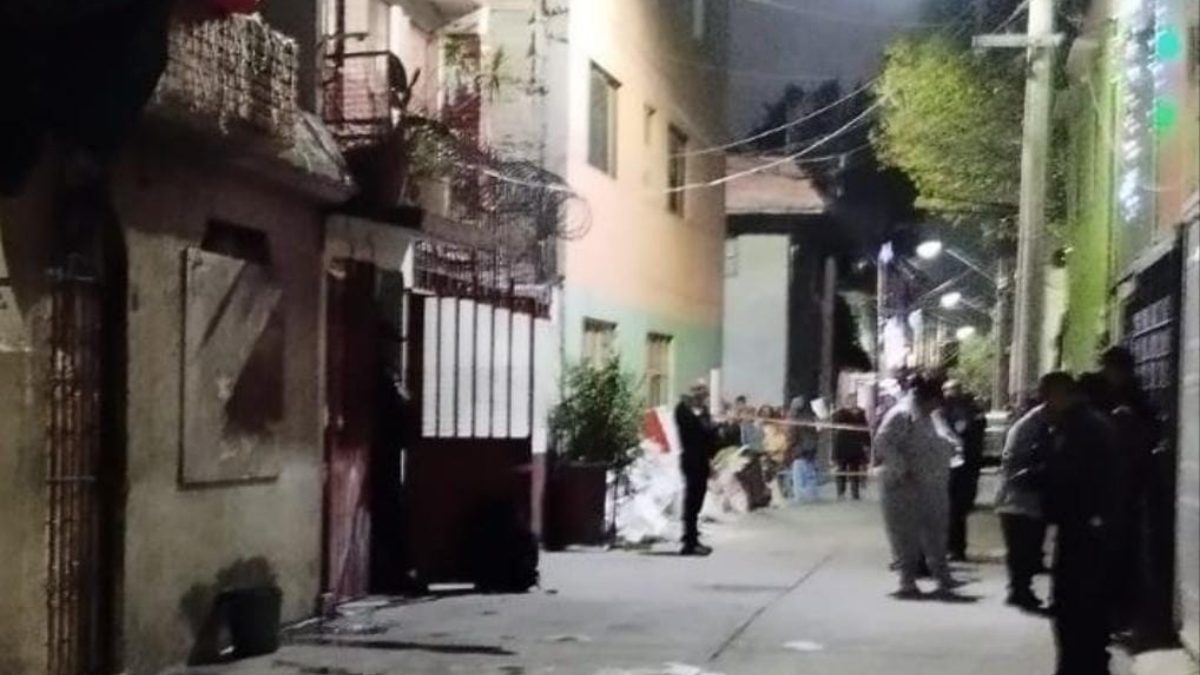 Bomberos sofocan incendio y descubren presunto feminicidio en Iztacalco