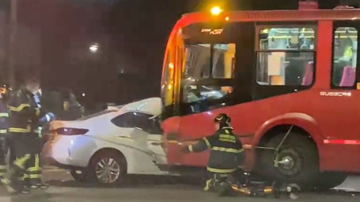 CDMX: Fuerte choque de automóvil con Metrobús deja un muerto