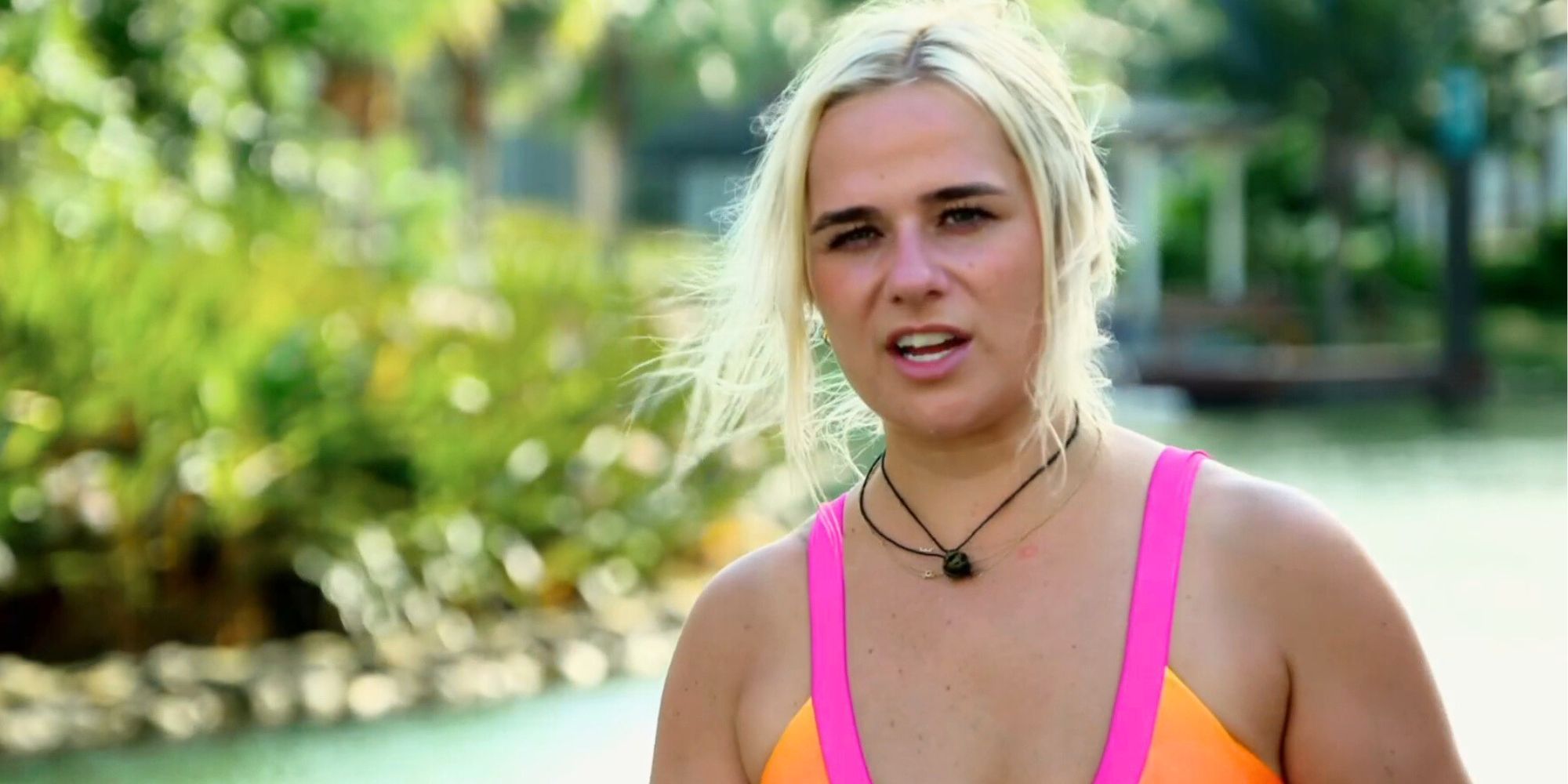 Emily de Married At First Sight temporada 17 con un bikini naranja y rosa para la entrevista