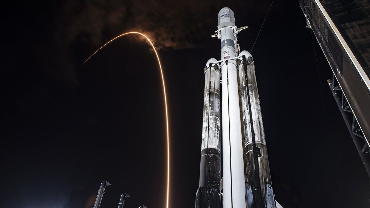 Cohete propulsor de SpaceX se parte en dos cuando era transportado a Florida