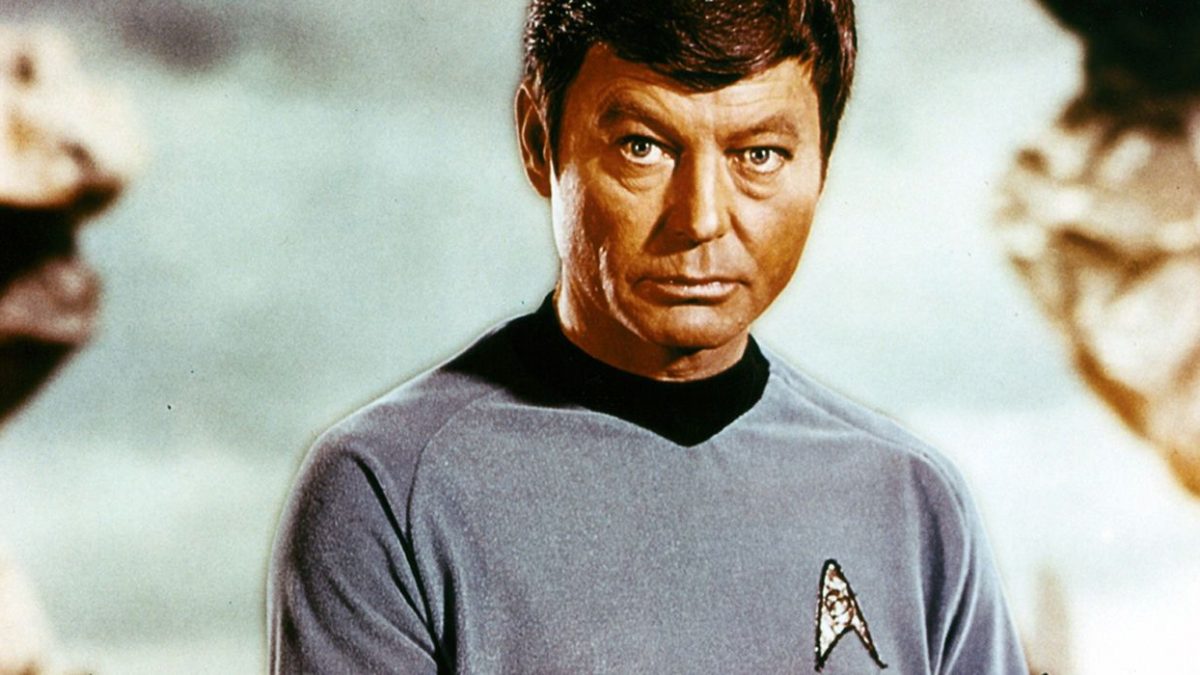 El Dr. McCoy de Star Trek renunció a la Flota Estelar como tributo al Capitán Kirk (no es un insulto)
