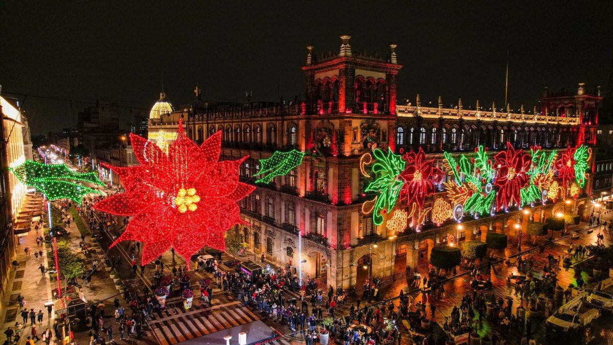 El Zócalo y el centro histórico de la Ciudad de México se iluminan por la Navidad | Fotos