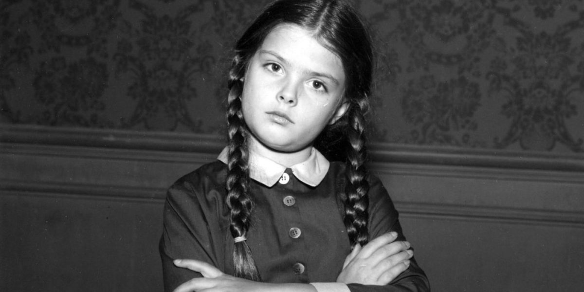 El miércoles original presenta la tendencia de baile viral de Jenna Ortega en la edición del video de la familia Addams de los años 60