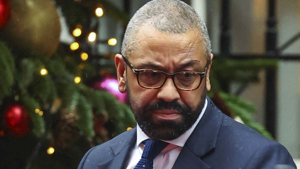 El ministro del Interior británico pide disculpas por una 'broma' sobre sedar a su esposa