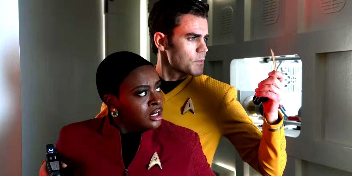 El "perfecto" Kirk de Strange New Worlds evitó que Uhura tocara "fondo", dice la actriz de Star Trek