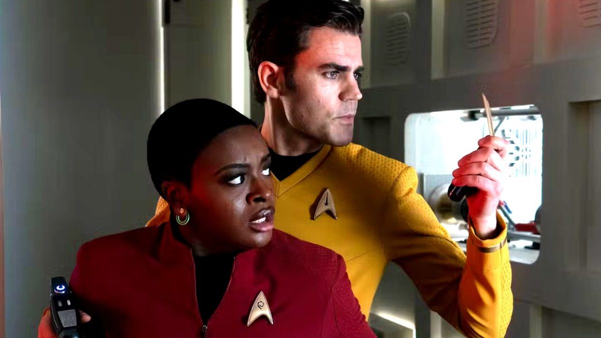 El "perfecto" Kirk de Strange New Worlds evitó que Uhura tocara "fondo", dice la actriz de Star Trek