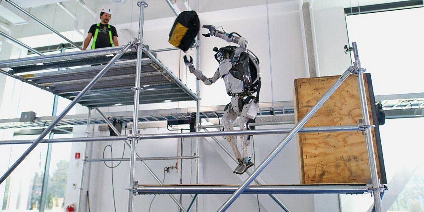 El robot humanoide ‘Atlas’ sube andamios y arroja una caja de herramientas como si nada