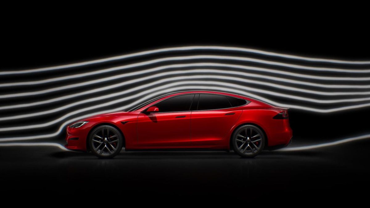 El video muestra el frenado fantasma del FSD Tesla provocando un choque de ocho autos