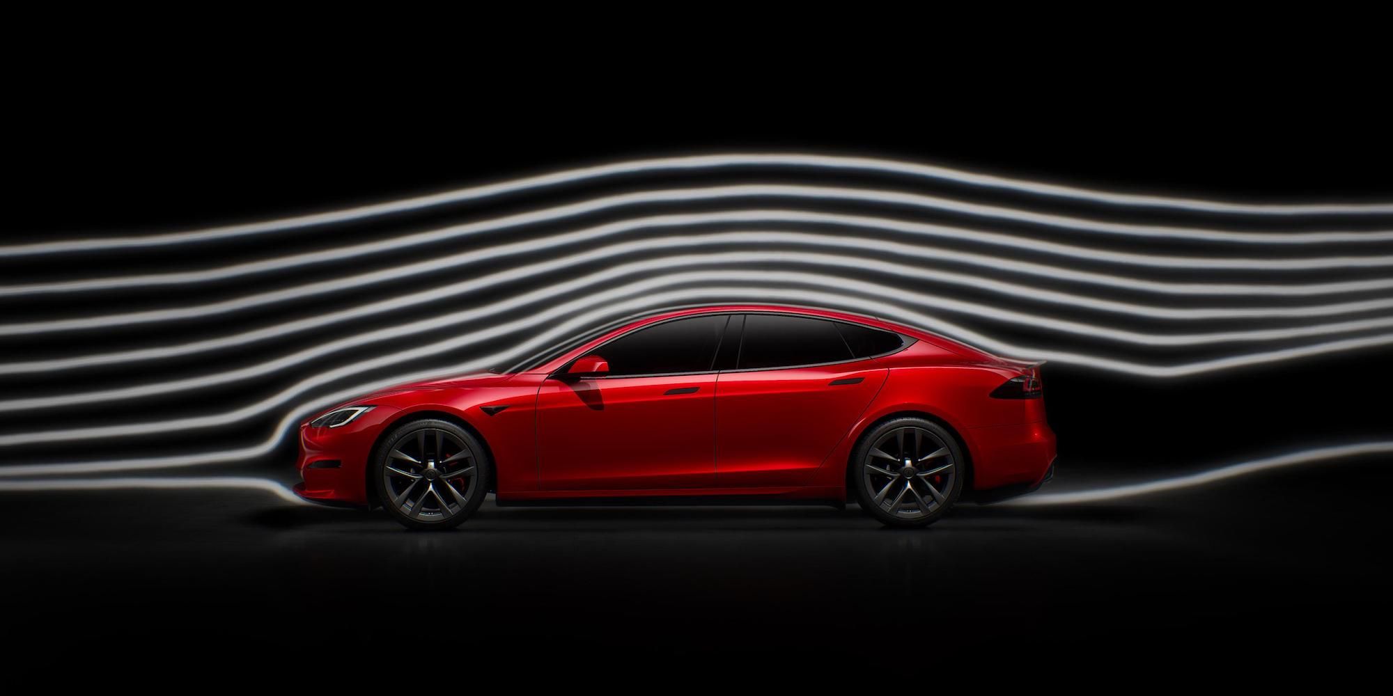 El video muestra el frenado fantasma del FSD Tesla provocando un choque de ocho autos