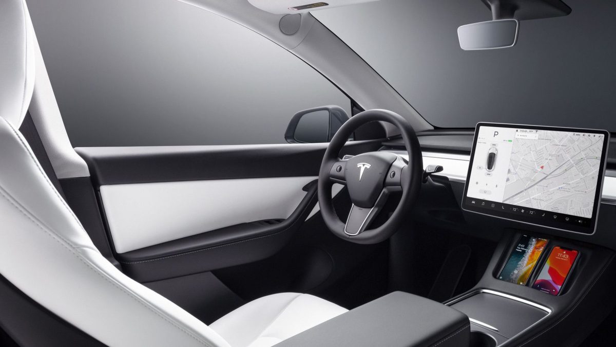El volante del nuevo Tesla Model Y se cae en la carretera