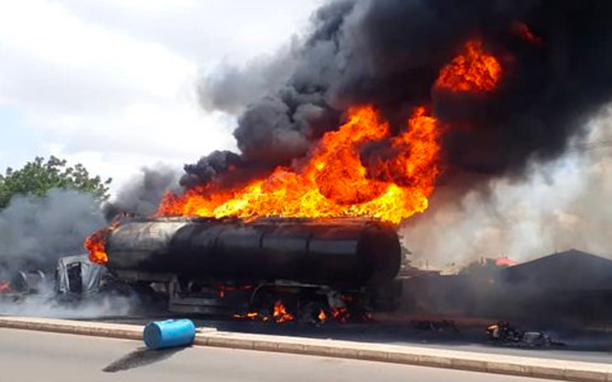 Fuertes Imágenes | Al menos 40 muertos deja explosión tras rapiña de pipa de combustible en Liberia