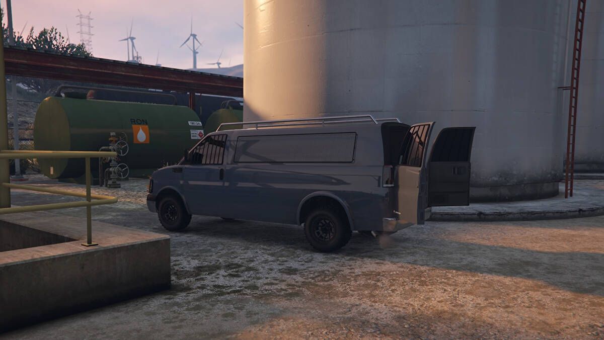 La furgoneta armada estacionada en una refinería de petróleo en GTA Online
