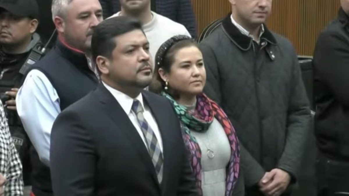 Juez laboral de la CDMX revoca designación de Orozco como gobernador interino de NL; antimotines blindan Palacio de Gobierno | Videos