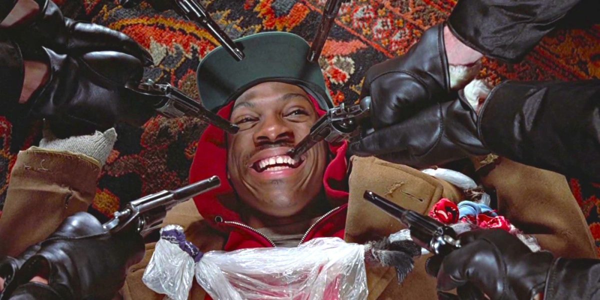 La comedia de 1983 aclamada por la crítica protagonizada por Eddie Murphy recibe una actualización de la secuela de la estrella Dan Aykroyd