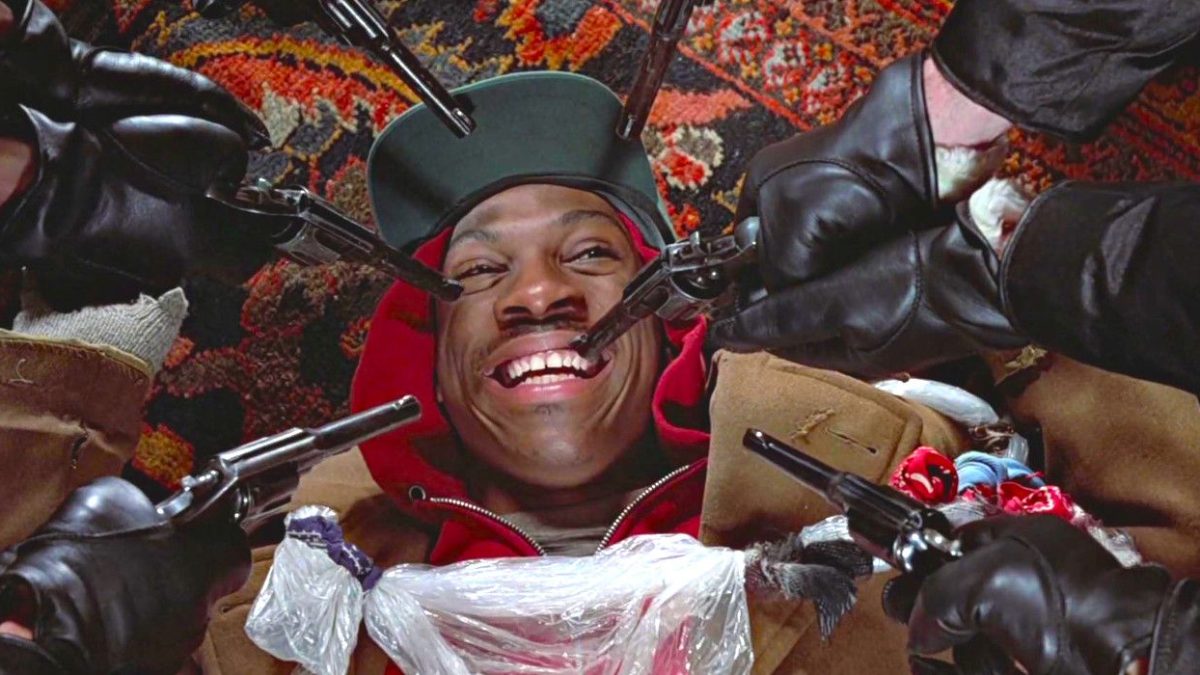 La comedia de 1983 aclamada por la crítica protagonizada por Eddie Murphy recibe una actualización de la secuela de la estrella Dan Aykroyd