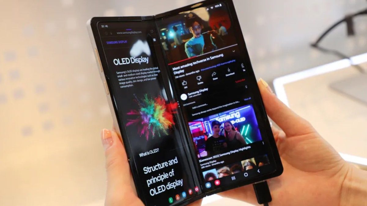La pantalla Samsung muestra una pantalla que se puede plegar en ambos sentidos