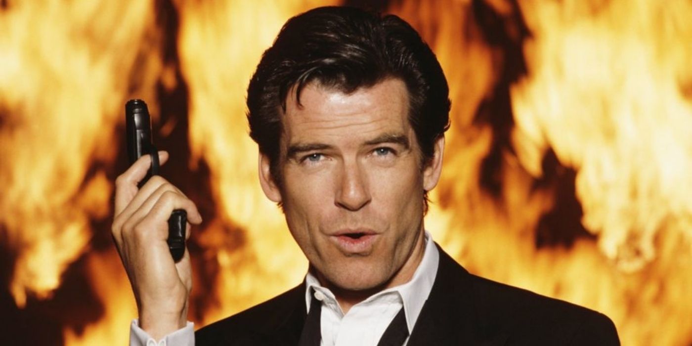 Pierce Brosnan posa frente a un fondo en llamas mientras sostiene su Walther PPK en GoldenEye