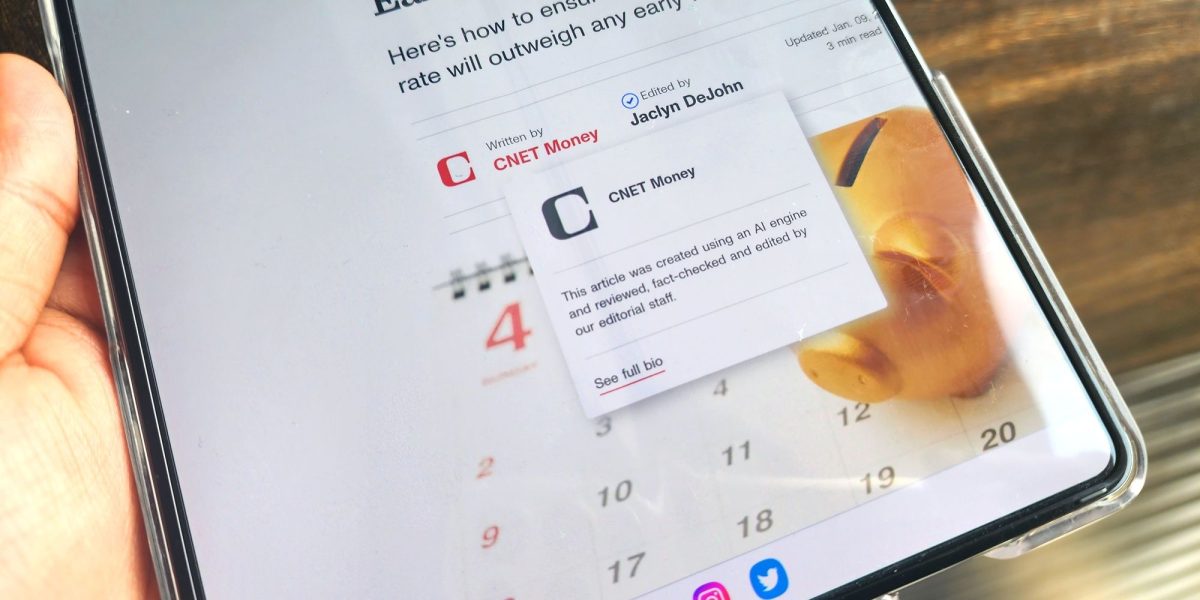 La sección de dinero de CNET está llena de artículos escritos íntegramente por una IA