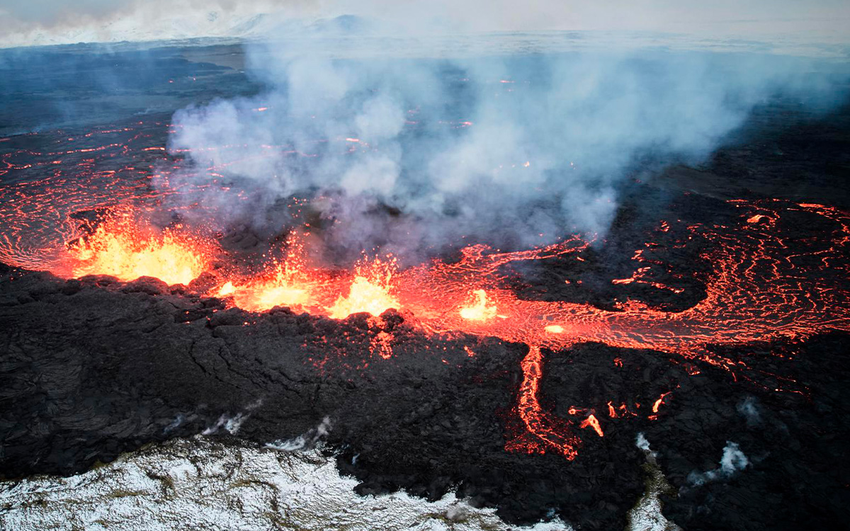 Lava y nube tóxica no llegarán a poblados en Islandia, según expertos