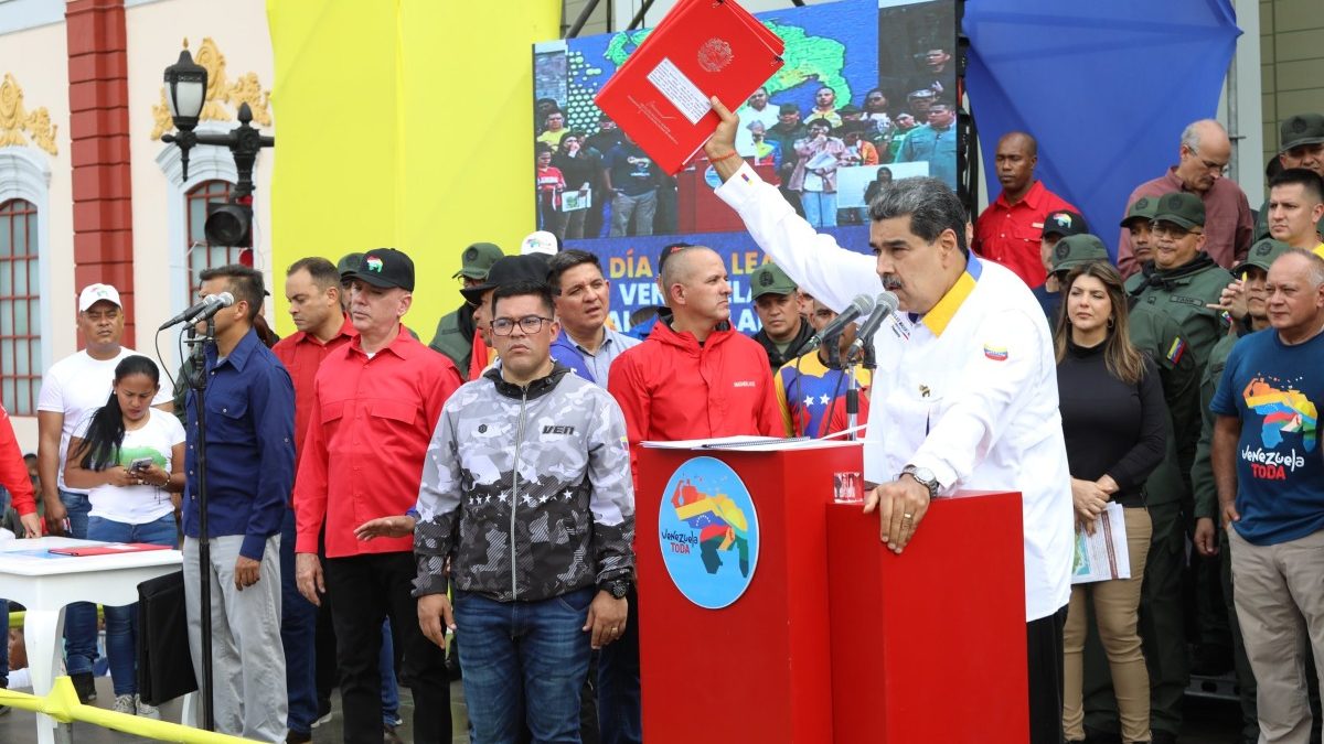 Maduro firma decretos que acelera la anexión de zona disputada con Guyana