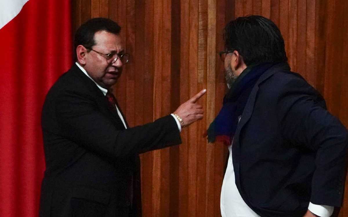 Magistrados electorales acusan debilidad y sometimiento de su Presidente