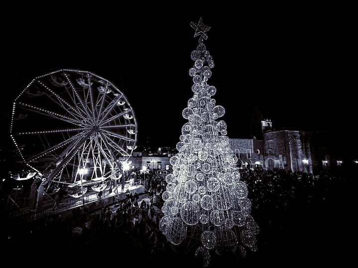 Mantendrán apagado árbol de navidad gigante en Salvatierra por luto
