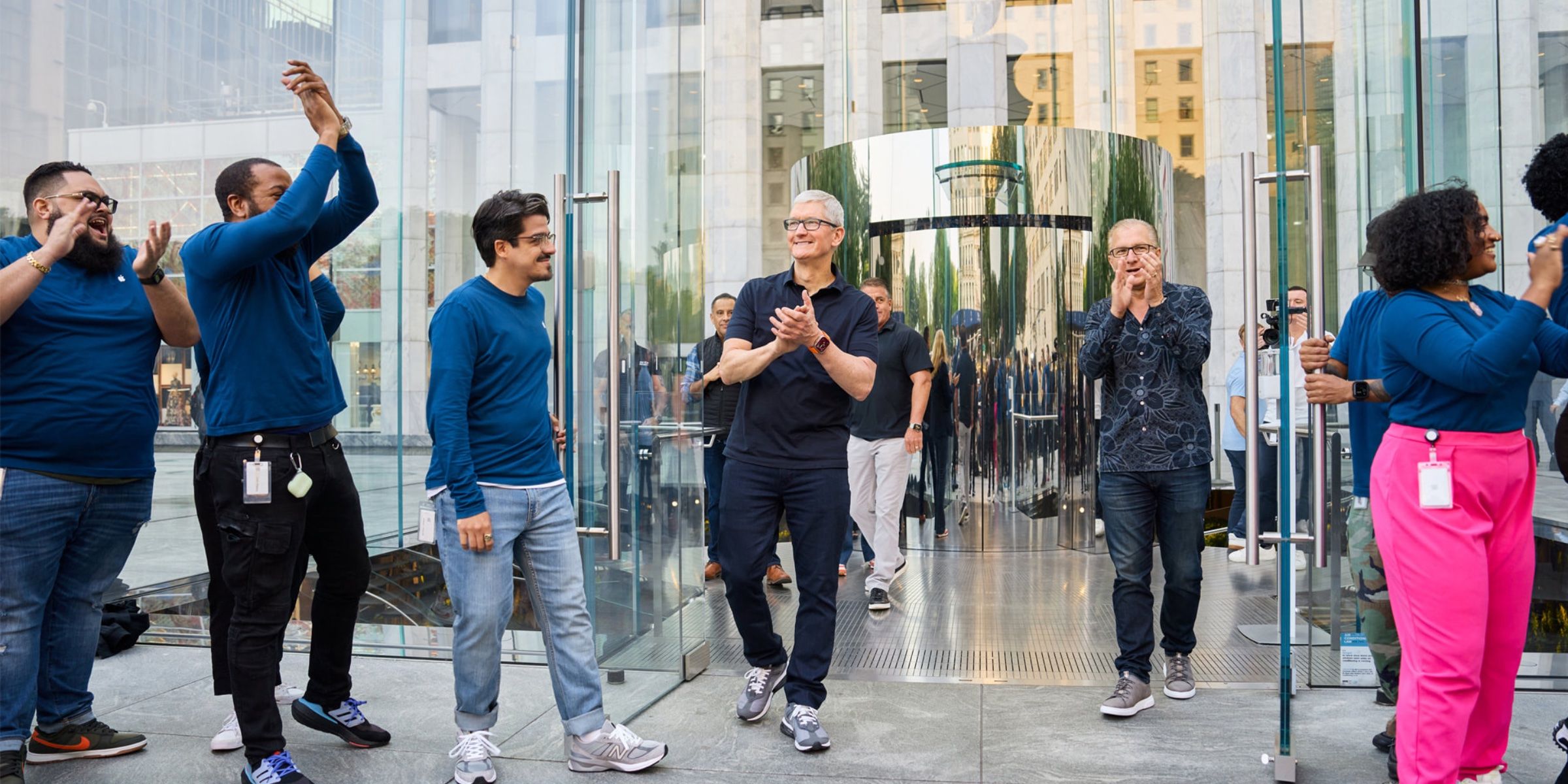 Mientras otros ejecutivos están recortando nóminas, Tim Cook recortó la suya propia
