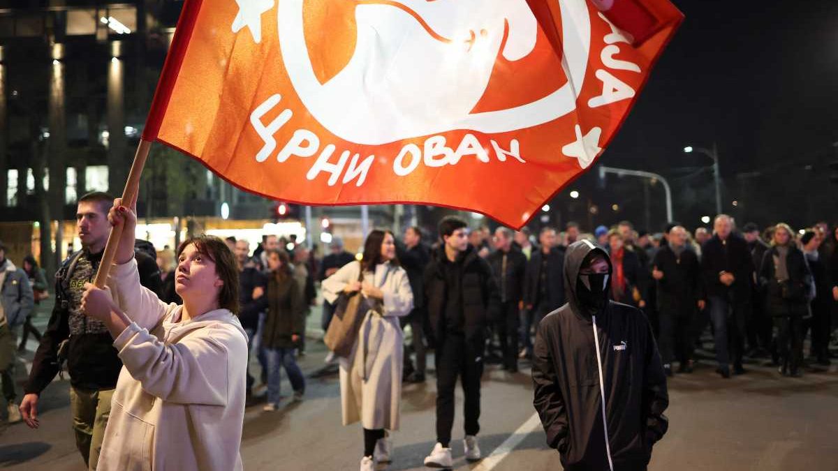 Miles protestan por elecciones en Serbia
