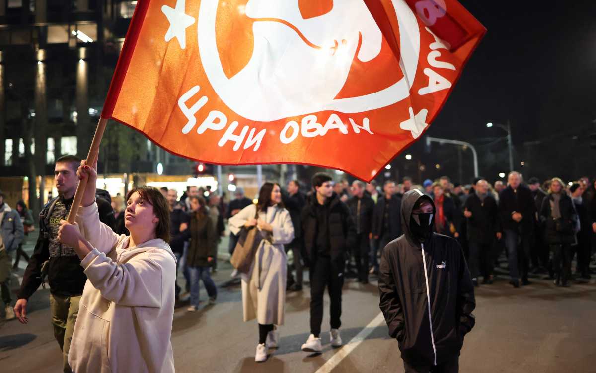 Miles protestan por elecciones en Serbia