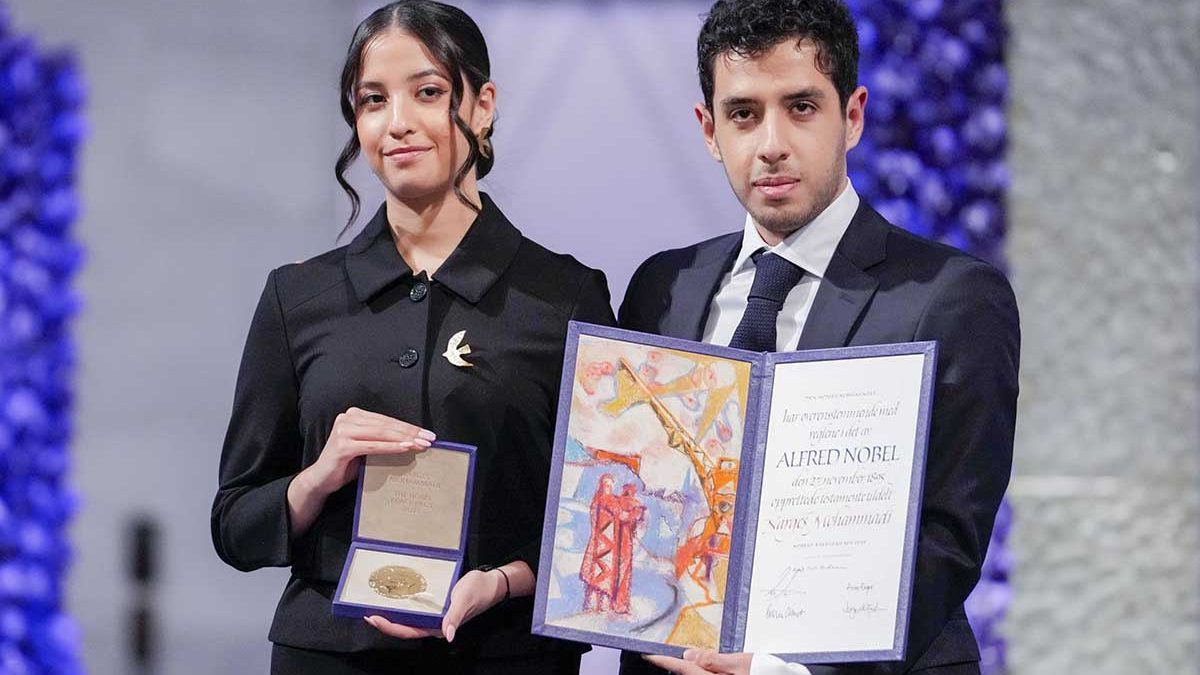 Mohammadi pide al recibir el Nobel de la Paz apoyo para acabar con el régimen de Irán